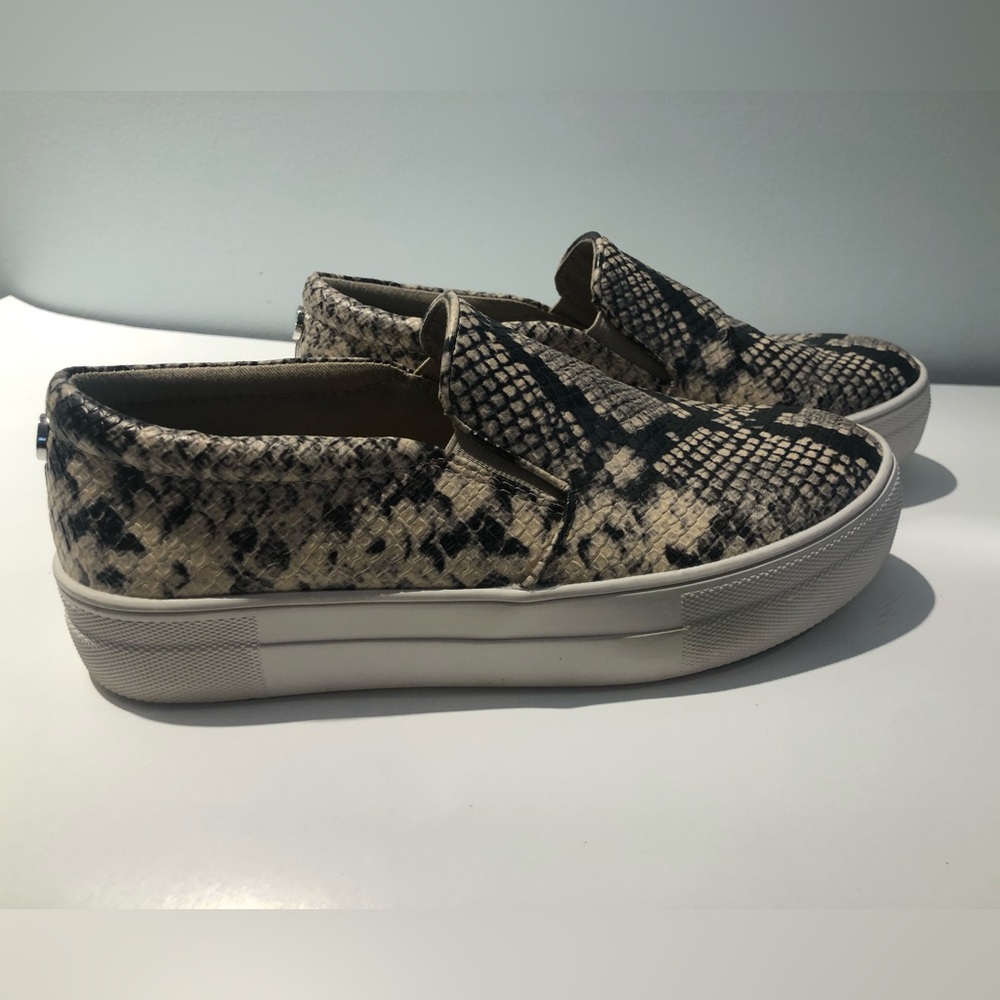 Steve Madden 6.5 faux snakeskin loafers Like new